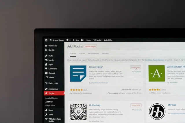 Canto superior esquerdo de um monitor de computador com a página de plugins do WordPress aberta nele