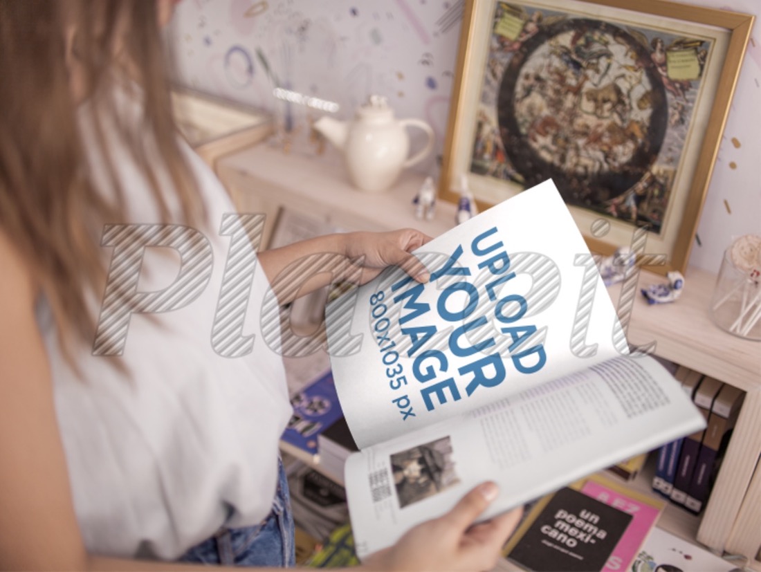 jeune femme jetant un œil à un magazine dans un magasin