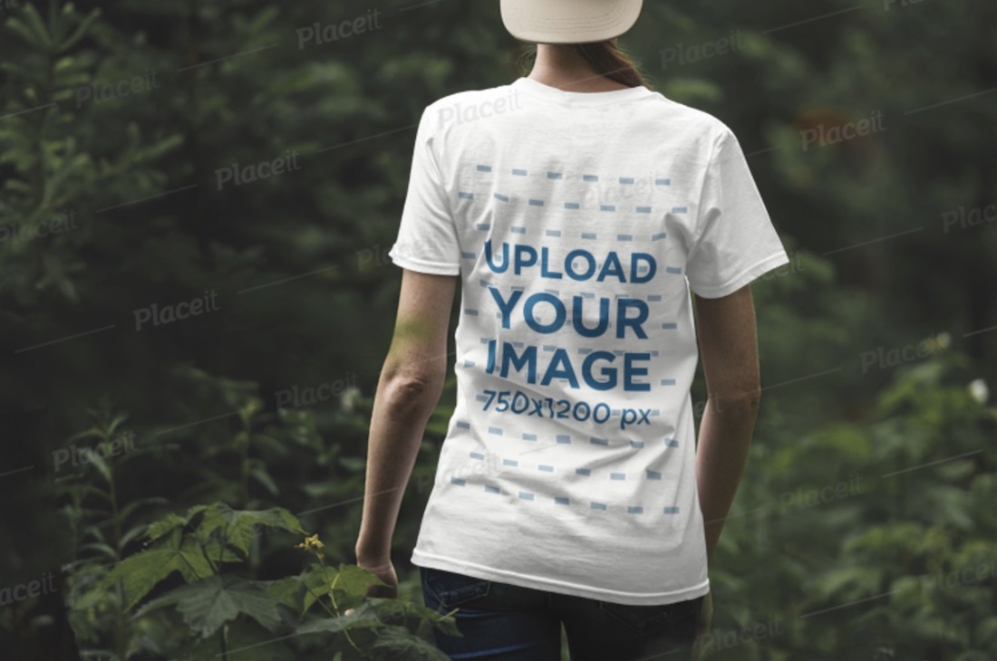 açık havada bir kadının arkadan görünüm t-shirt mockup