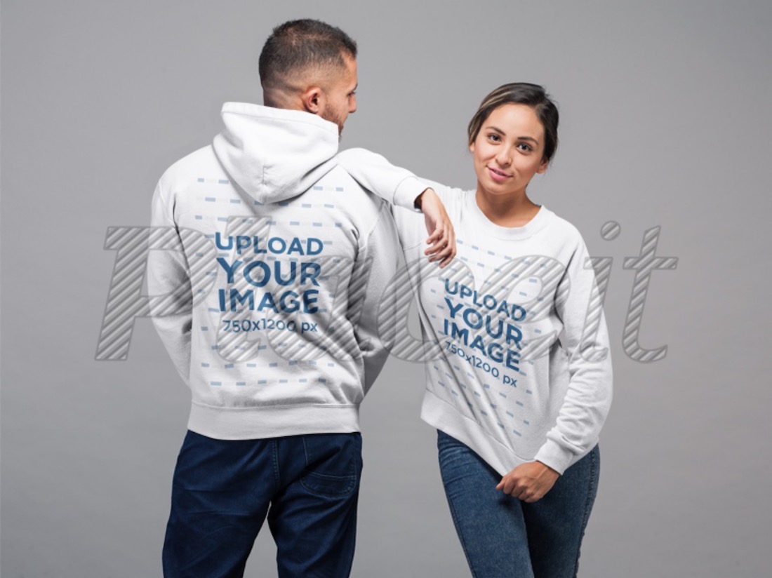 bir kazak kapüşonlu giyen adam ve bir sweatshirt mockup giyen bir kadın