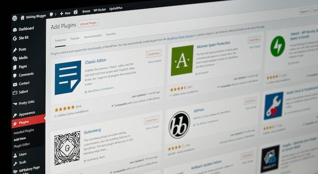 شاشة الكمبيوتر مع فتح مكونات WordPress الإضافية عليها