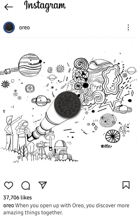 Ein Instagram-Post von Oreo mit einer Illustration von zwei Kindern. Ein Kind schaut durch ein Teleskop, um Planeten und verschiedene Formen zu sehen, und das andere zeigt auf die Formen. Die Linse des Teleskops ist ein Oreo-Keks.