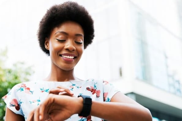 Une femme regarde sa montre pour s'assurer qu'elle est productive.