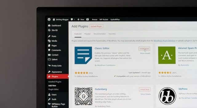 Ecranul computerului cu pagina de pluginuri WordPress deschisă pe el