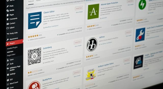 O listă de pluginuri WordPress pe ecranul unui computer