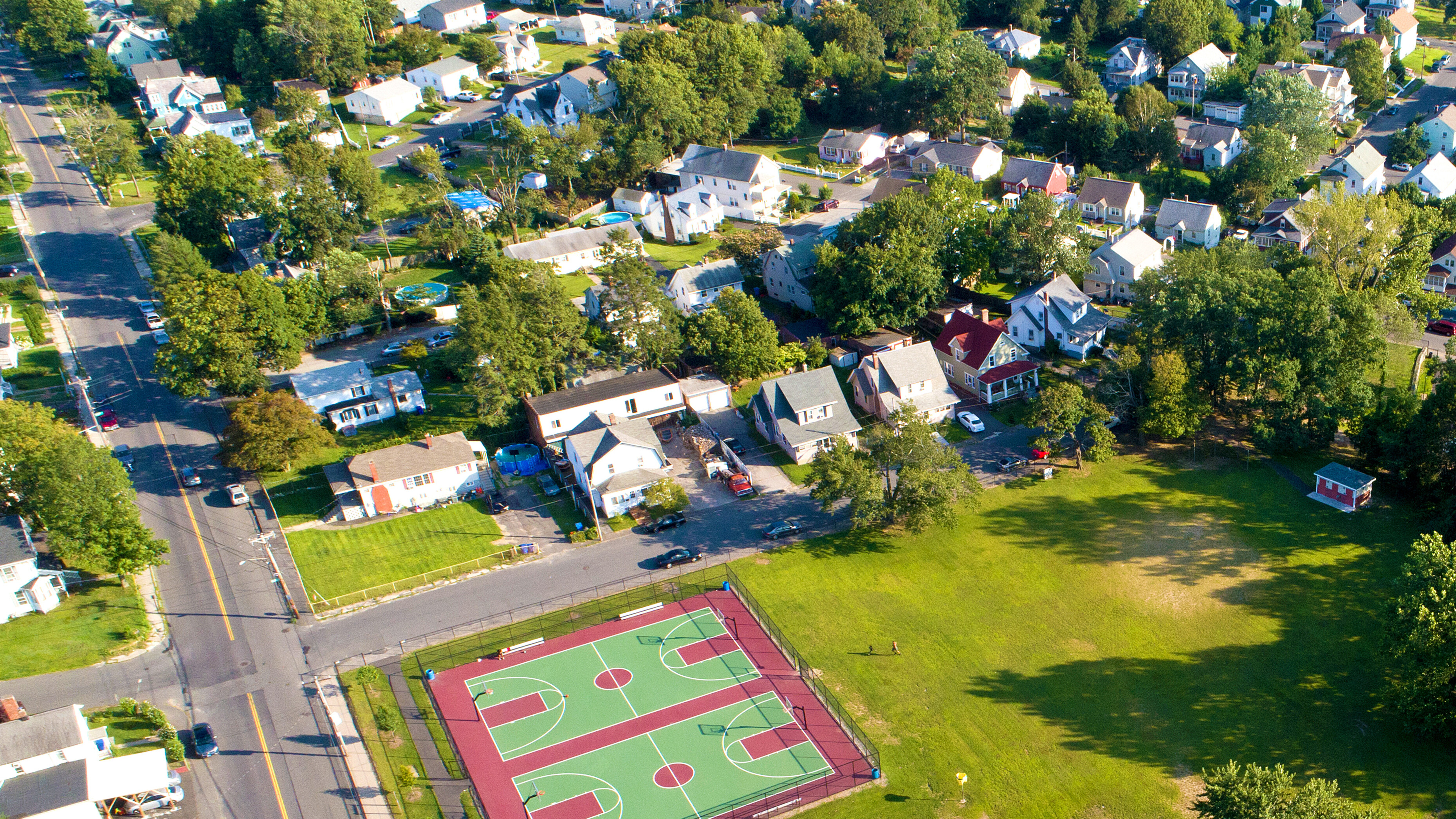 Waterbury Ct este urban sau suburban?