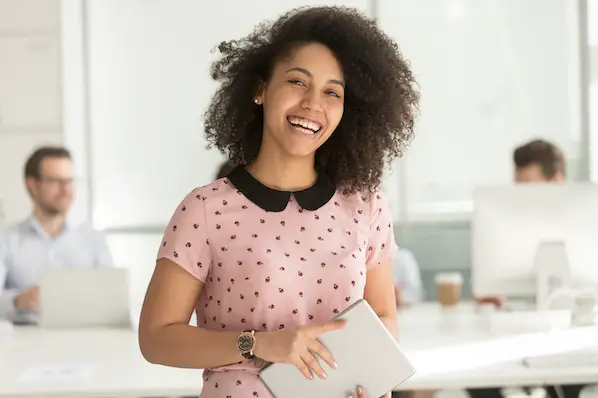 mulher decidindo como gastar o orçamento de marketing durante uma reunião