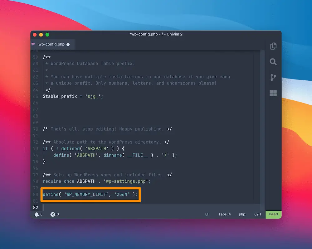 Açık bir wp-config.php dosyasını gösteren Onivim2 düzenleyicisi, bellek sınırı satırı vurgulanmıştır.