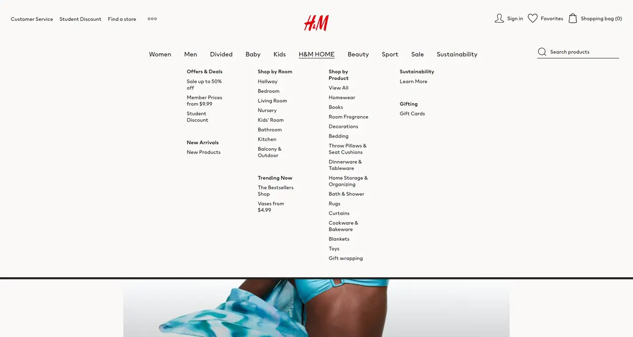 Magazinul H&M cu un mega meniu derulant deschis.