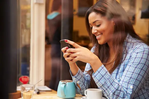 Frau, die eine Instagram-Story-Werbung für ihr Unternehmen entwirft und veröffentlicht.