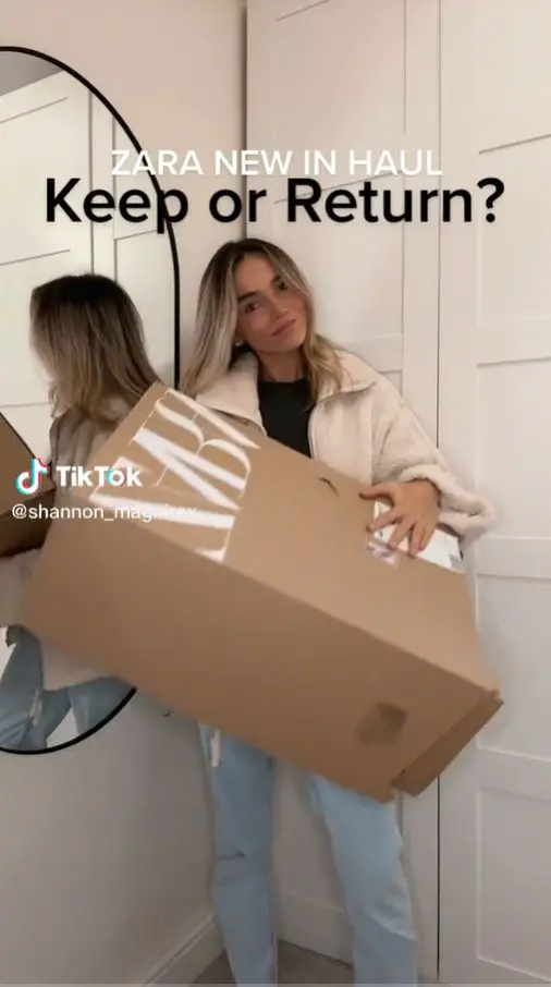 Un influencer tik tok che mostra cosa hanno comprato da Zara.