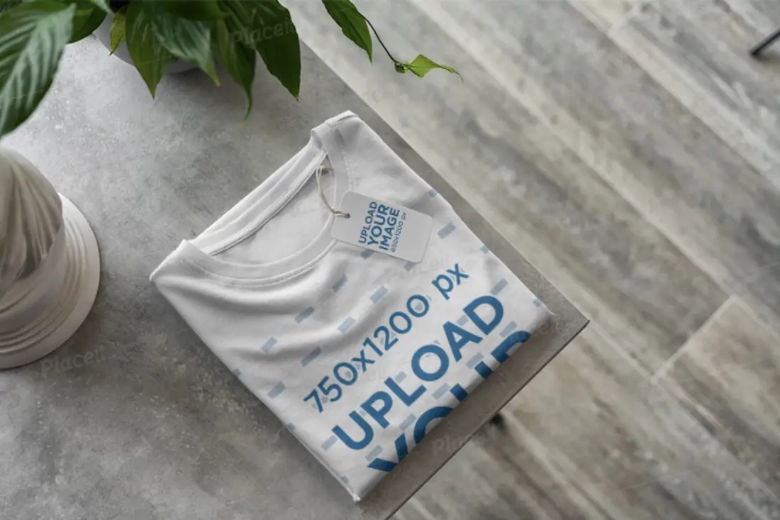 mockup di una t-shirt con un'etichetta del marchio