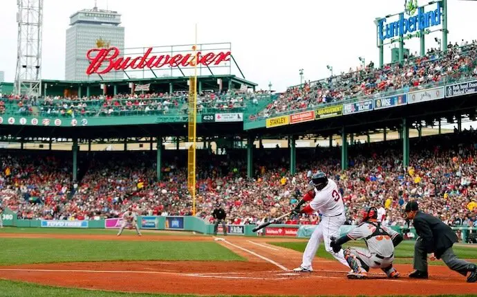 Boston Red Sox'tan David Ortiz, Fenway Park'ta kendi evinde vuruş yapıyor