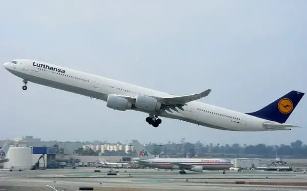 Image d'un avion de la Lufthansa tirée de la vignette YouTube de Flickr