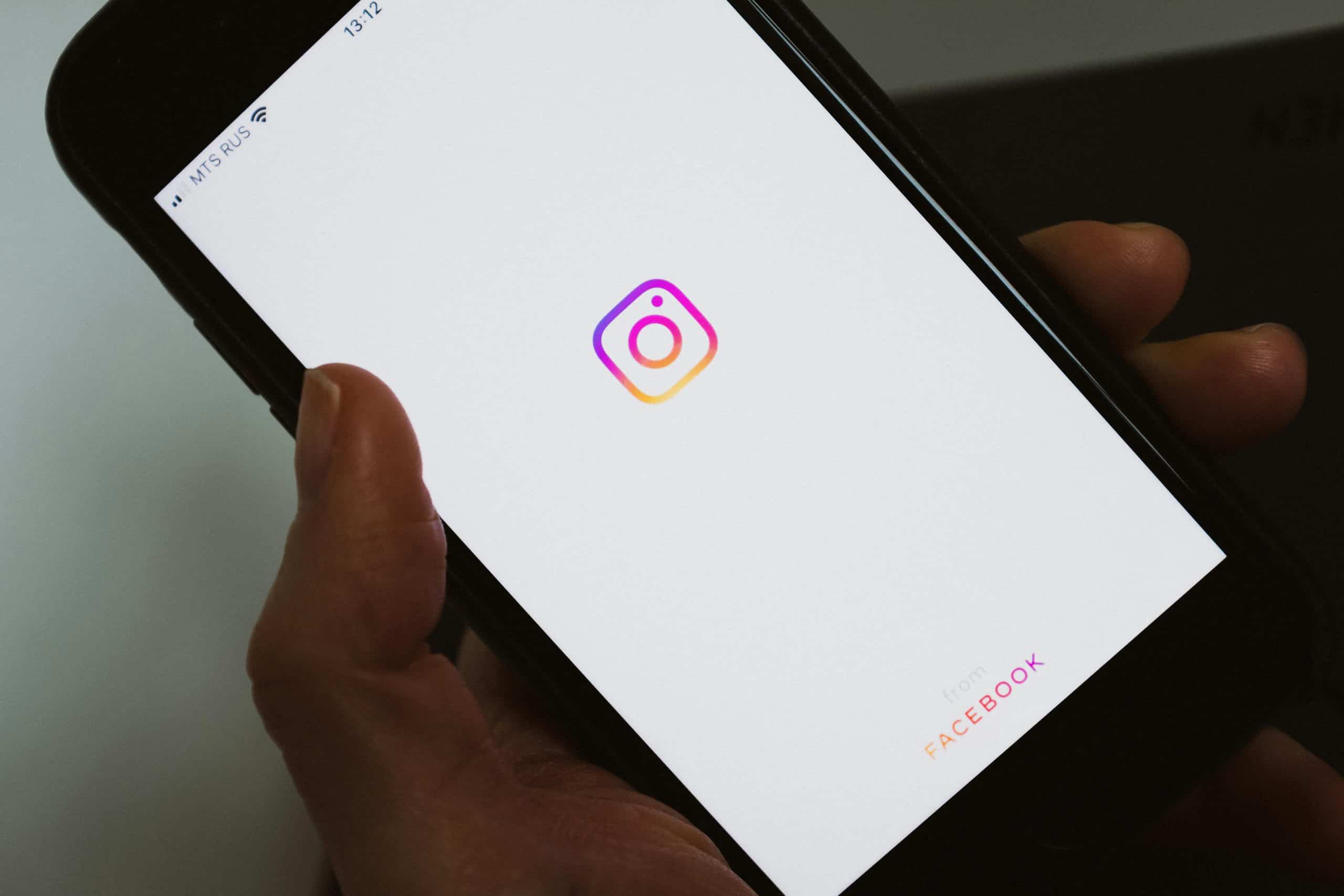 Bagaimana ItsAnony Dibandingkan dengan Penampil Cerita Instagram Lainnya pada tahun 2024