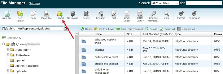 次に、新しいプラグインをアップロードします。ファイルマネージャーのアップローダーはファイルをアップロードすることしかできません。そのため、ファイルシステム自体が抽出されたバージョンのプラグインを使用している場合でも、zip形式のバージョンが必要です。ファイルマネージャの上部にある[アップロード]ボタンをクリックすると、新しい画面にリダイレクトされます。この新しい画面で[参照]、[ファイルの選択]の順にクリックし、プラグインのZIPフォルダを選択してアップロードします。