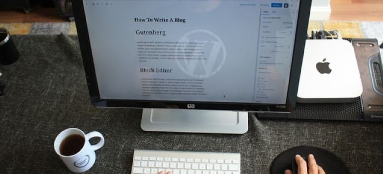 Persoana care scrie un blog în WordPress s-a deschis pe un iMac