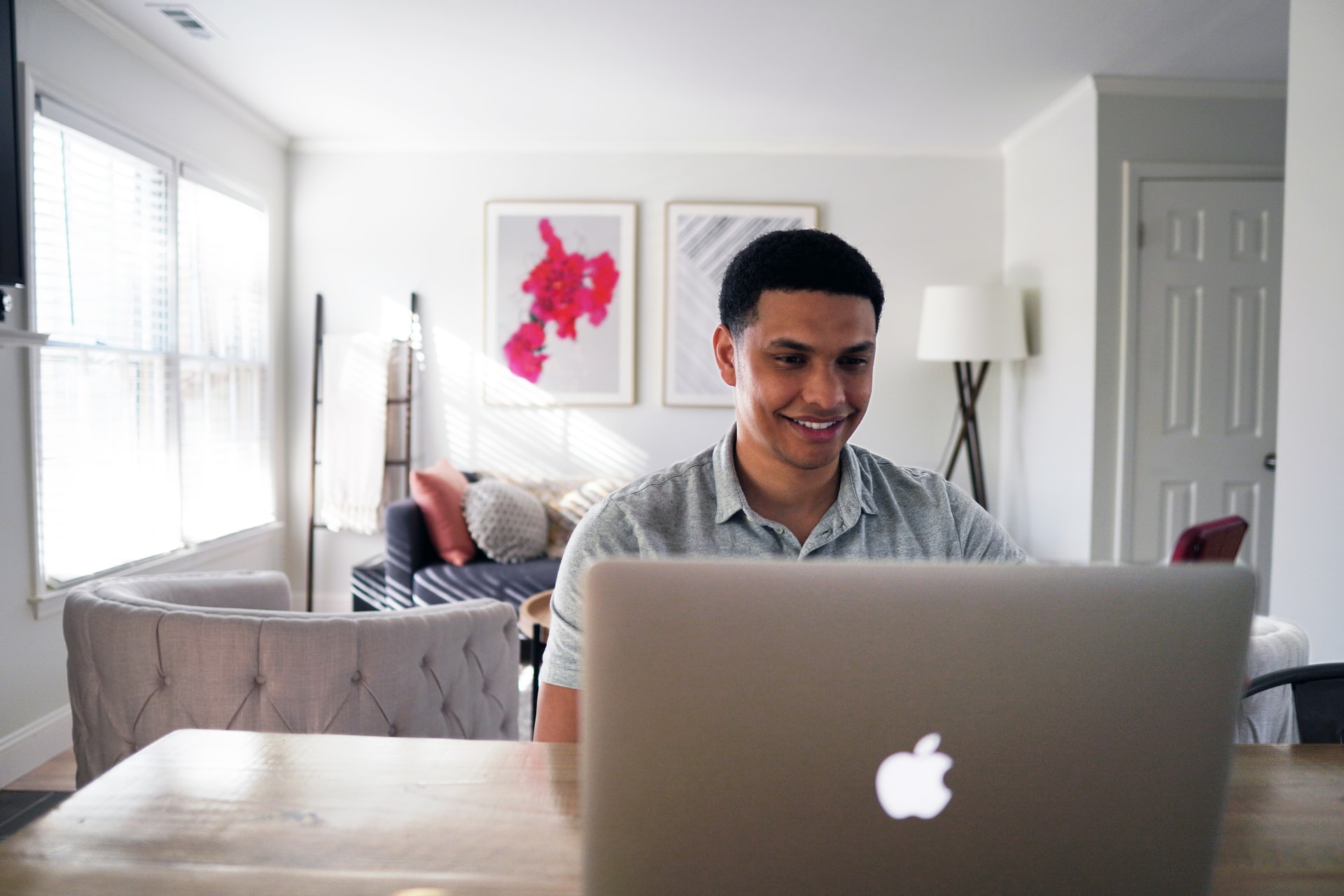 homem trabalhando no MacBook