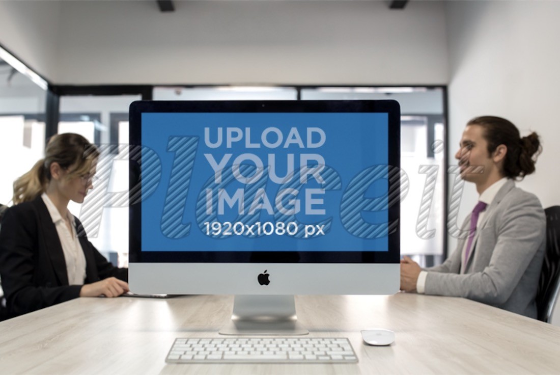 mockup iMac di ruang wawancara