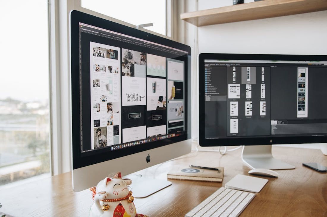 mockup pengaturan iMac monitor ganda gratis