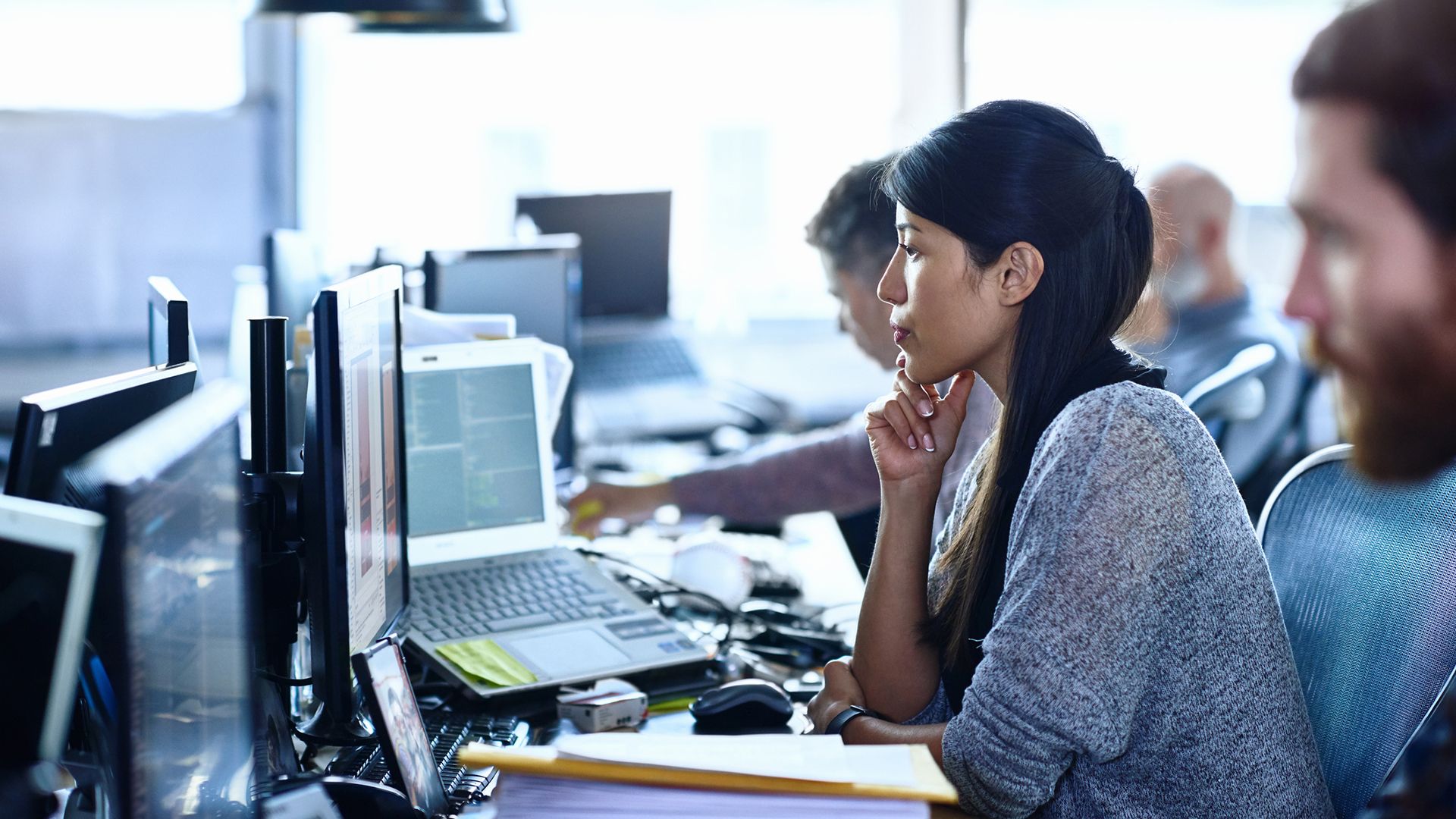 wanita menggunakan komputer di kantor