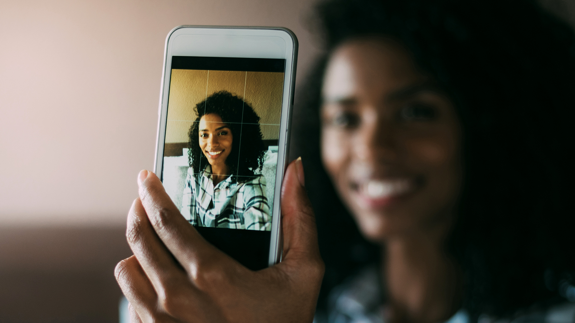 frau, die ein selfie auf ihrem iphone macht