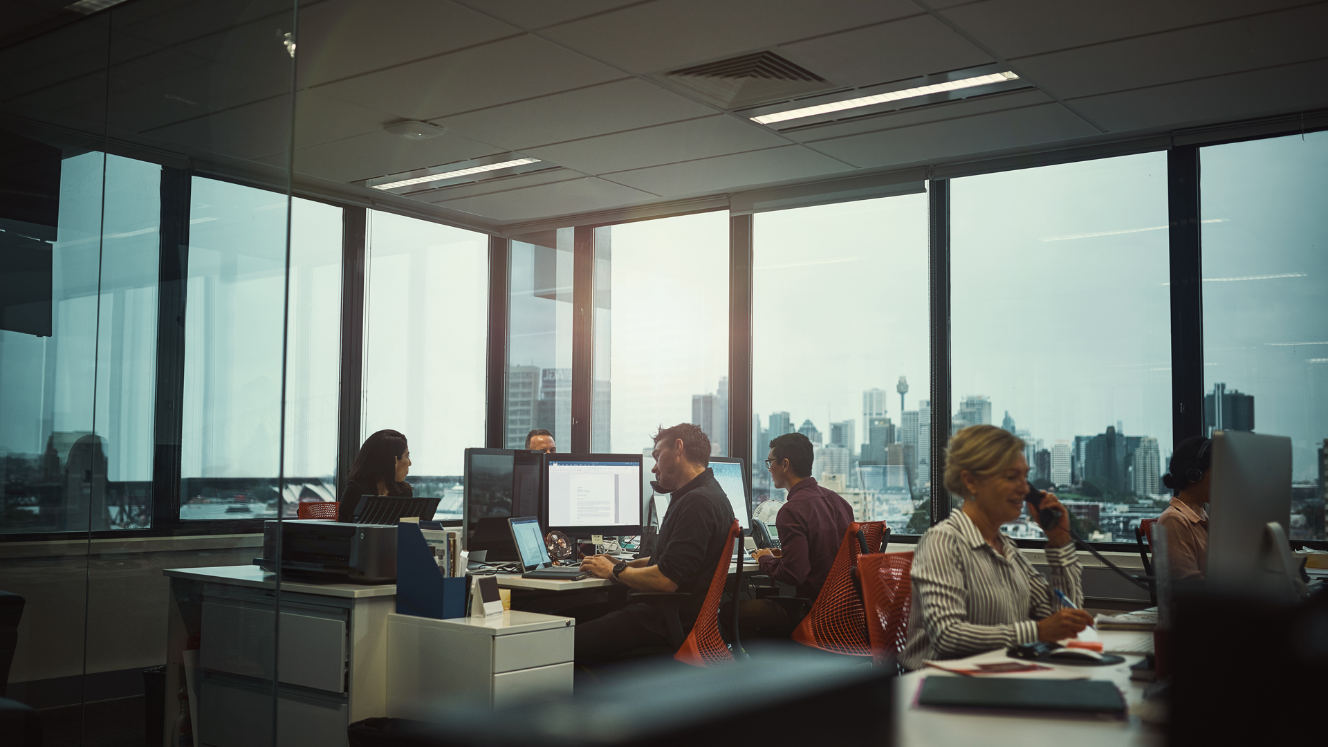 bureau avec des travailleurs sur des ordinateurs à des bureaux