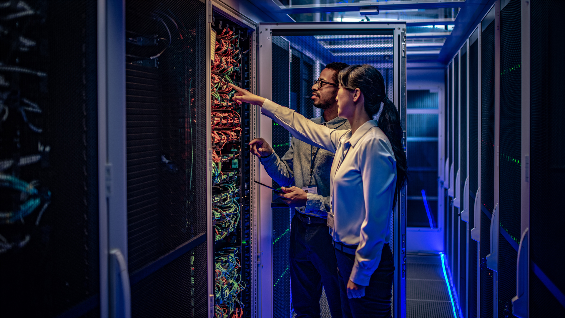 dois técnicos trabalhando em um data center