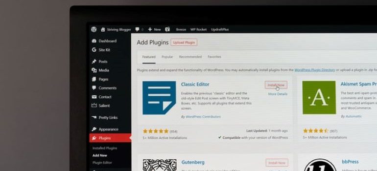 Schermo del laptop con la pagina dei plugin di WordPress aperta su di esso