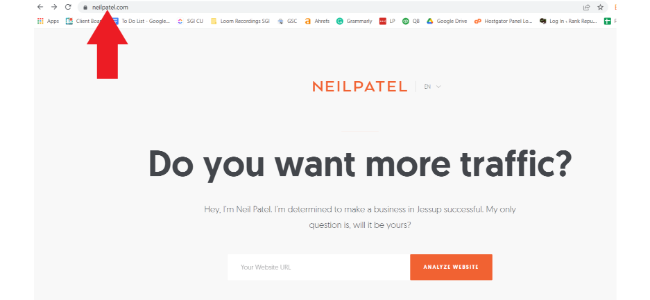 Gambar situs web Neil Patel, dengan panah yang menunjuk ke domain tingkat kedua dari URL.