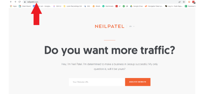 Gambar situs web Neil Patel, dengan panah yang mengarah ke domain tingkat atas URL.