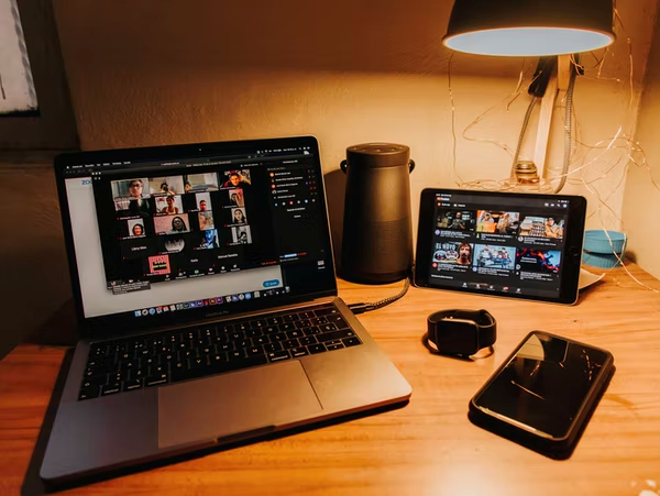 Laptop, tablet e telefone na mesa