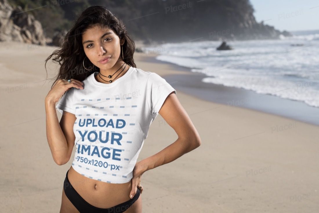 mockup t-shirt yang menampilkan seorang wanita di pantai