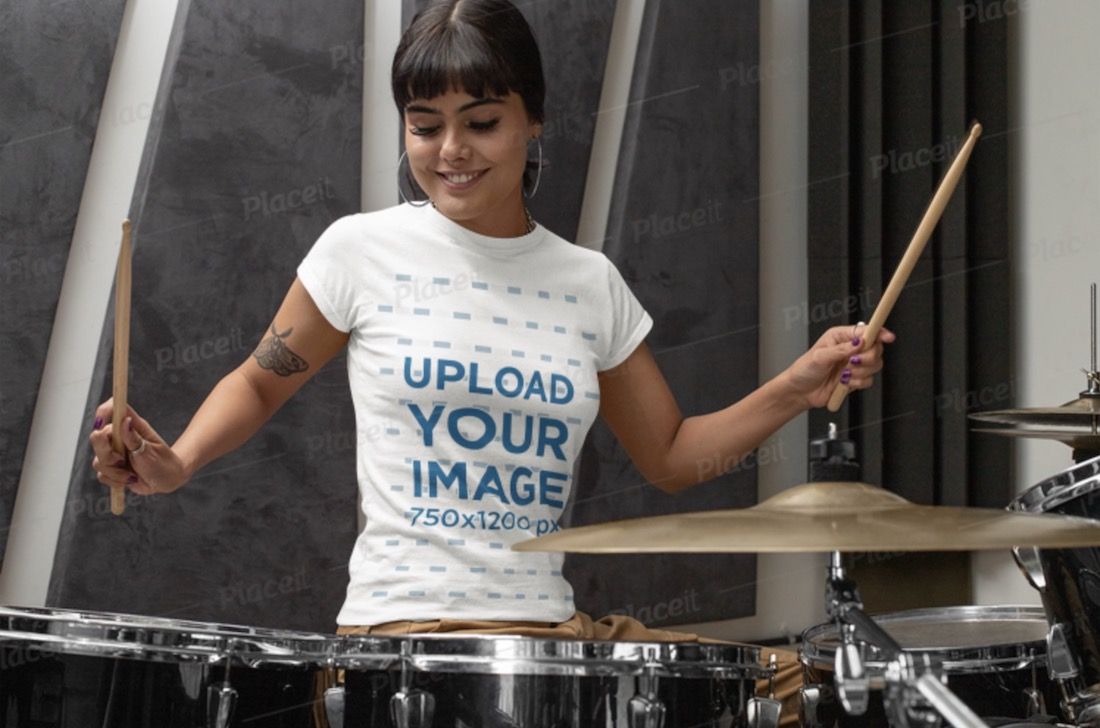 mockup t-shirt yang menampilkan drummer wanita