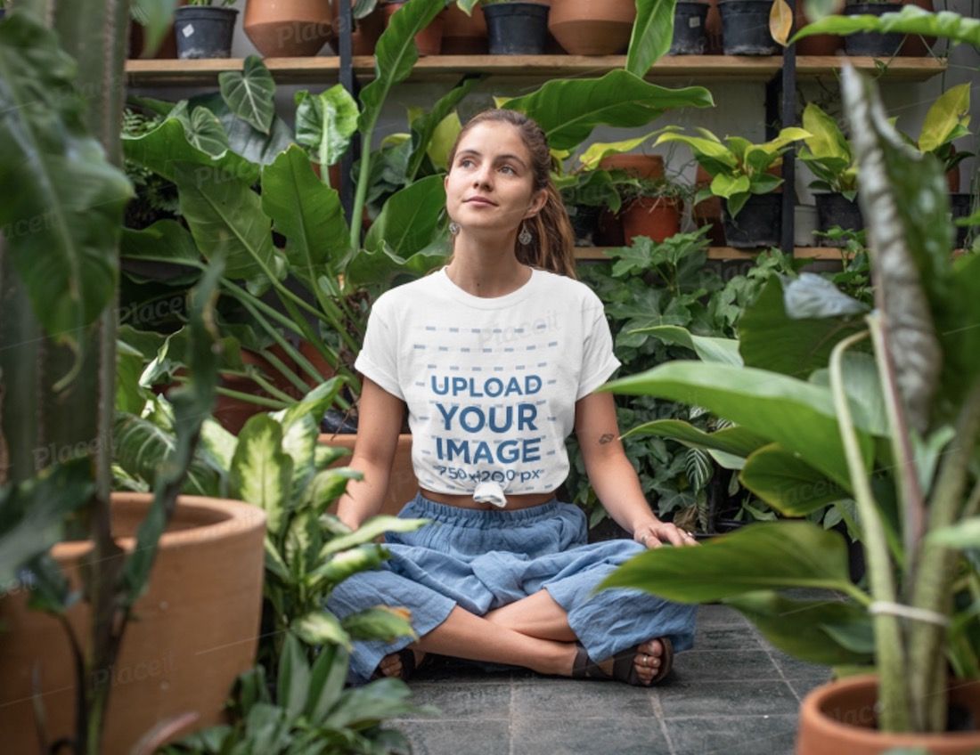 mockup t-shirt seorang wanita yang duduk di rumah kaca