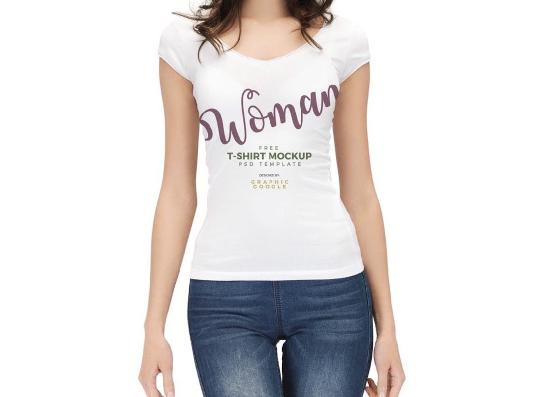 wanita mengenakan mockup t-shirt putih