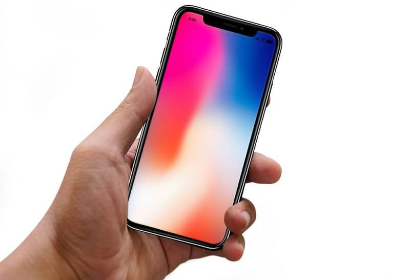 Мужская рука держит iPhone X