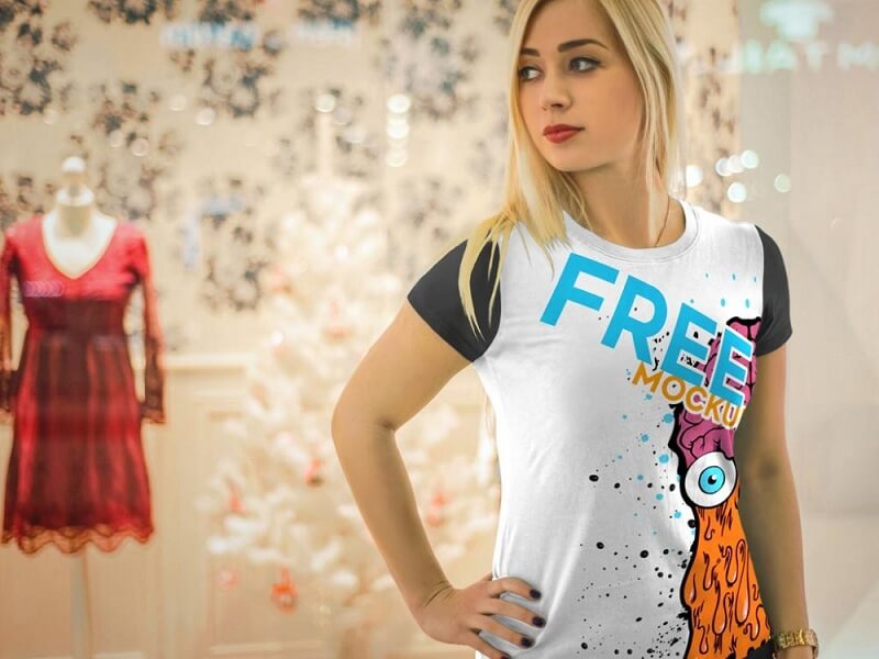 Gadis Pirang mengenakan T-Shirt