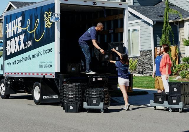 荷降ろしを手伝うトラックの男性。